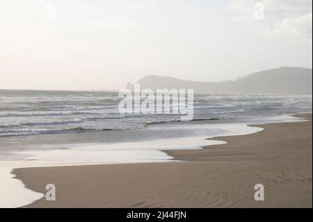 Luftaufnahme auf Sandstrand und Küste des Tyrrhenischen Meeres zwischen zwei touristischen Städten Sperlonga und Terracina in Latium, Italien im Herbst Stockfoto