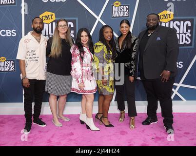 Nashville, USA. 11. April 2022. Marques Vance, Valerie Ponzio, Miko Marks, Madeline Edwards und Kadeem Phillips nehmen am 11. April 2022 in Nashville, Tennessee, an den CMT Music Awards 2022 im Nashville Municipal Auditorium Teil. Foto: Ed/imageSPACE/Sipa USA Kredit: SIPA USA/Alamy Live News Stockfoto