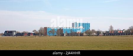 Wohnung mit Gerüst, Zeit für Renovierung, Niederlande Stockfoto