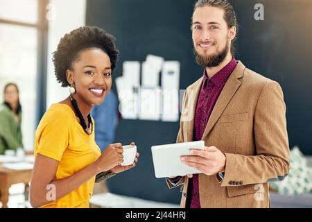 Wenn Sie Ihre Bemühungen wiederholen, wird Ihr Erfolg maximiert. Portrait von jungen Kreativen, die in einem modernen Büro zusammenarbeiten. Stockfoto