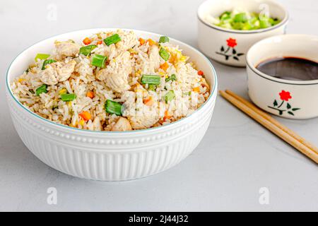 Asiatischer Hühnchen gebratener Reis mit Sojasoße und Scallion Low Angle Foto Stockfoto