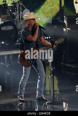 Tennessee, Usa. 12. April 2022. Kenny Chessney treten am Montag, den 11. April 2022, bei den CMT Music Awards im Municipal Auditorium in Nashville, Tennessee, auf. Foto von John Sommers II/UPI Kredit: UPI/Alamy Live News Stockfoto