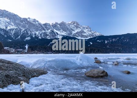 Kalter Morgen am gefrorenen Eibsee, Bayern, Deutschland, vor der Zugspitze Stockfoto