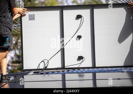 Installation von Sonnenkollektoren auf dem Dach eines Wohnhauses in Sydney, das die Rückseite des Solarpanels zeigt, Sydney, Australien Stockfoto