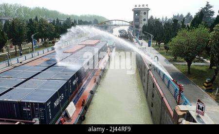 HUAI'AN, CHINA - 12. APRIL 2022 - die selbstansaugende Brandüberwachung der Huai'an-Schleuse führt eine Sprinklerauslösung durch. Am 12. April 2022, Huai'an, Jian Stockfoto