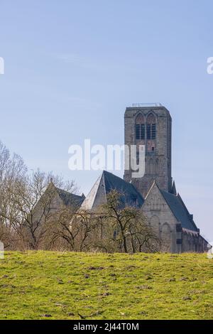 Frühe Frühlingsansicht der Marienkirche in Damme, von der Südseite aus gesehen Stockfoto