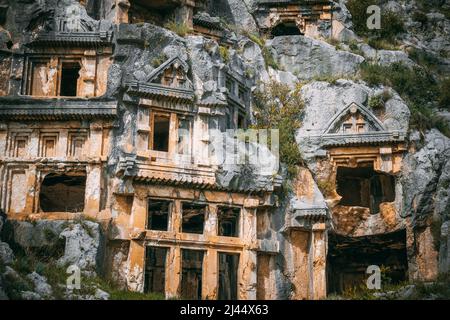 Die Felsbrocken gräben Kammern auf dem südwestlichen Hang der Akropolis. Alte Stadt Myra. Lykische Gräber. Demre, Antalya, Türkei. Stockfoto