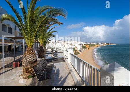 Stadtbild an der Promenade Dr. Frutuoso da Silva, Albufeira, Algarve, Portugal, Europa Stockfoto