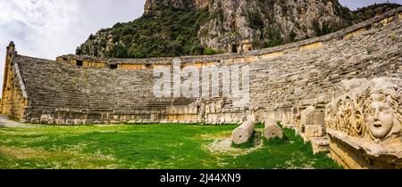 Das Theater von Myra mit den Felsgräbern der alten lykischen Nekropole auf der Klippe im Hintergrund. Demre, Antalya, Türkei Stockfoto