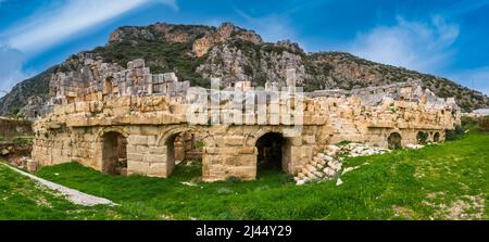 Altes griechisch-römisches Theater von Myra in Demre, Antalya, Türkei. Panoramablick. Stockfoto