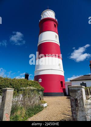 Rot-weiß gestreifter Happisburgh Lighthouse unter blauem Himmel und Wolken, Norfolk Stockfoto