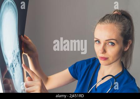 Krankenschwester mit Röntgenaufnahme des Patienten Kopf medizinische Konzept Medium Nahaufnahme in Innenräumen. Hochwertige Fotos Stockfoto