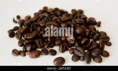 Detail der gerösteten Robusta-Kaffeebohnen, hergestellt in Toraja Indonesien. Stockfoto