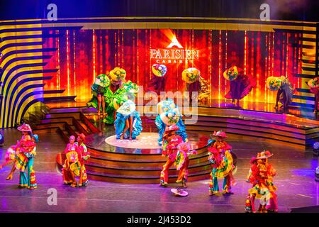 Tanzgruppe des Pariser Kabaretts während der San Remo Music Awards 2022. Die Veranstaltung findet im Sala Avellaneda del Teatro Nacional statt. (Avellaneda Stockfoto