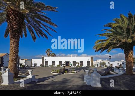 Plaza de la Constitución in der Altstadt von Teguise, ehemalige Hauptstadt der Insel, Lanzarote, Kanarische Inseln, Spanien Stockfoto