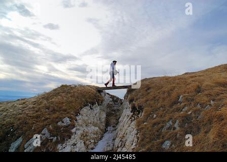 Venetien, Italien. Massiv des Mount Grappa, italienischer Graben und Gangway auf dem Mount Palon.   Venetien, Italien. Massiccio del Grappa, trincee italiane e passerella sul Monte Palon. Stockfoto