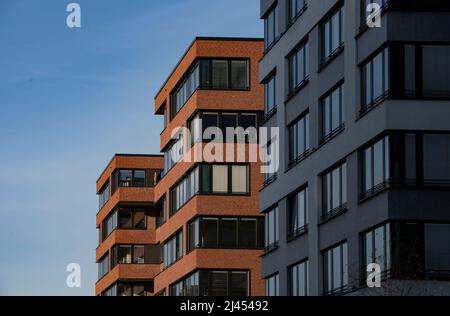 Berlin, Deutschland. 12. April 2022. Auf einem Gebiet unweit des Gasometers in Schöneberg stehen Neubauten dicht beieinander. Quelle: Paul Zinken/dpa/Alamy Live News Stockfoto