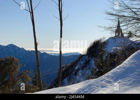 Veneto , Italien: Monte Cimone Italienisches Beinhaus im Winter.   Venetien, Italien. L'Ossario Italiano di Monte Cimone in inverno. Stockfoto