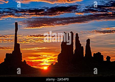 Sonnenaufgang mit Totem Pole im Gegenlicht, Monument Valley, Arizona, USA, Nordamerika Stockfoto