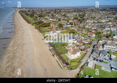 East Preston Dorf Seafront und Strand in West Sussex an der Südküste von England, Luftbild. Stockfoto