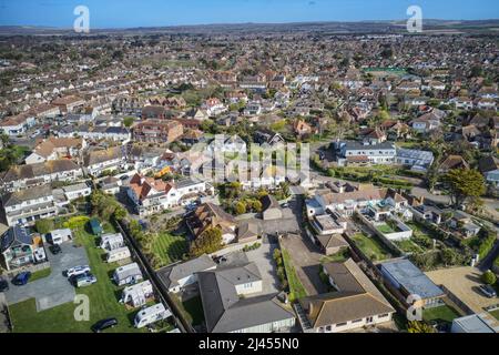 Wunderschöne Luftaufnahme von East Preston Village und Angfering on Sea mit Blick auf den Caravan Park und Cafe und auch auf die Geschäfte am Südstrand. Stockfoto