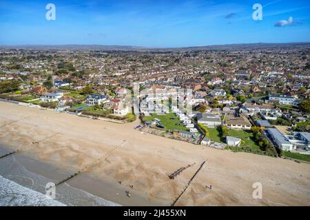 East Preston Dorf Seafront und Strand in West Sussex an der Südküste von England mit den South Downs im Hintergrund, Luftaufnahme. Stockfoto
