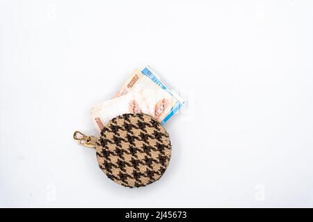 Geldscheine in Höhe von fünftausend russischen Rubel. Ein Stapel von Banknoten aus der Nähe in einer Brieftasche. Isolieren auf grauem Hintergrund. Hochwertige Fotos Stockfoto