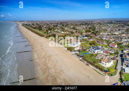 Luftaufnahme entlang der Strandpromenade des Dorfes East Preston in West Sussex in Richtung des Anwesens Willowhayne. Stockfoto