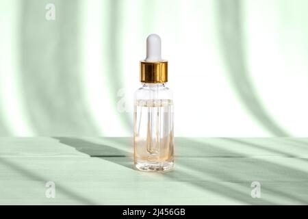 Naturölkosmetik. Tropfferglas Flasche Mock-up. Ölige kosmetische Pipette. Gesichts- und Körperbehandlung. Spa-Konzept. Mineralische organische Flüssigkeit. Vorderansicht. Stockfoto