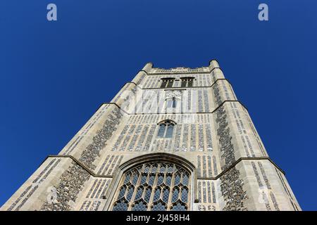 Westturm der Pfarrkirche St. Peter und St. Paul in Suffolk und blauer Himmel ohne Wolke im Hintergrund. Stockfoto