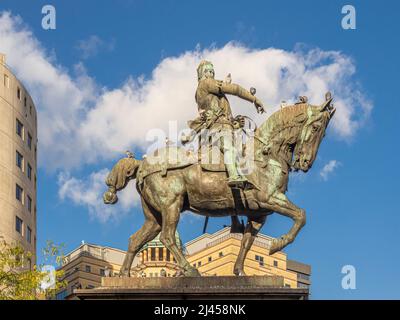 Große Reiterstatue von Edward, dem Schwarzen Prinzen von Thomas Brock. Die Klasse II* befindet sich am City Square in Leeds. West Yorkshire. Stockfoto