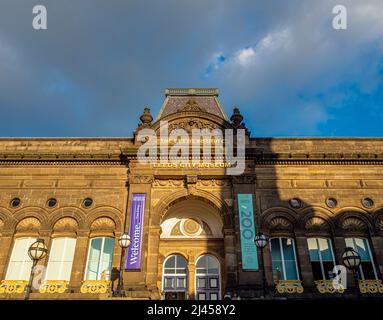 Das Äußere des Leeds City Museum befindet sich im ehemaligen Mechanics' Institute am Millennium Square. Leeds. UK Stockfoto