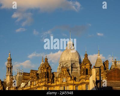 Verzierte Dächer des Leeds City Market, von Vicar Lane aus gesehen. UK Stockfoto