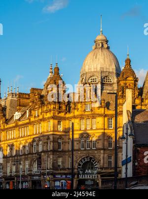 Leeds City Market mit seinen kunstvollen Dächern, von Vicar Lane aus gesehen. UK. Stockfoto