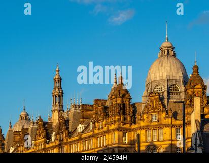 Verzierte Dächer des Leeds City Market, von Vicar Lane aus gesehen. UK Stockfoto