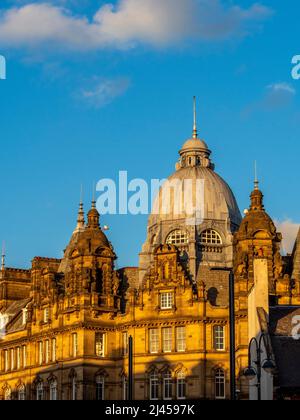 Verzierte Dächer der Leeds City Markets, von der Vicar Lane aus gesehen. VEREINIGTES KÖNIGREICH Stockfoto