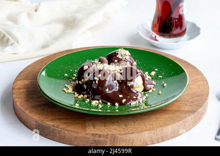 Profiterole auf weißem Hintergrund. Profiterole gefüllt mit Milchcreme. Backwaren. Nahaufnahme Stockfoto