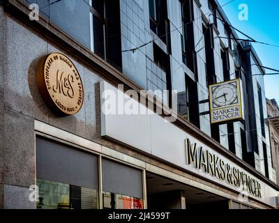 Außenschild und Uhr von Marks and Spencer in Briggate, Leeds, nicht weit vom Geburtsort des Kirkgate Market im Jahr 1884. UK Stockfoto