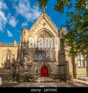 Westfassade der Mill Hill Chapel mit ihren leuchtend roten Türen. Park Row, Leeds. VEREINIGTES KÖNIGREICH. Stockfoto