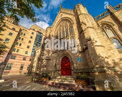 Westfassade der Mill Hill Chapel mit ihren leuchtend roten Türen. Park Row, Leeds. VEREINIGTES KÖNIGREICH. Stockfoto