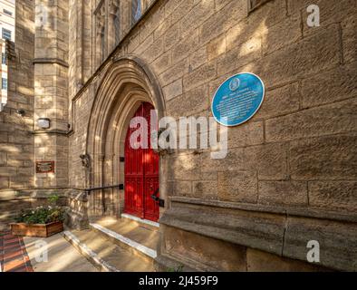 Rote Tür und blaue Plakette der Mill Hill Chapel in Park Row, Leeds. West Yorkshire. VEREINIGTES KÖNIGREICH Stockfoto