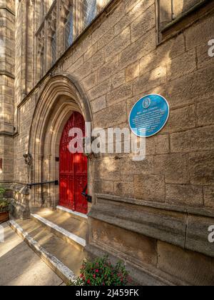 Rote Tür und blaue Plakette der Mill Hill Chapel in Park Row, Leeds. West Yorkshire. VEREINIGTES KÖNIGREICH Stockfoto