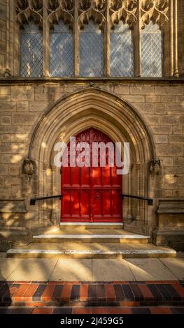 Rote Tür an der Westfassade der Mill Hill Chapel in Park Row, Leeds. West Yorkshire. UK. Stockfoto