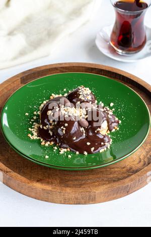 Profiterole auf weißem Hintergrund. Profiterole gefüllt mit Milchcreme. Backwaren. Nahaufnahme Stockfoto