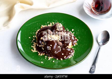 Profiterole auf weißem Hintergrund. Profiterole gefüllt mit Milchcreme. Backwaren. Nahaufnahme Stockfoto