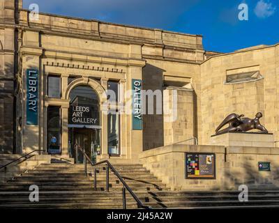 Bronzeskulptur Reclining Woman: Ellbogen von Henry Moore vor der Leeds Art Gallery. VEREINIGTES KÖNIGREICH Stockfoto