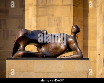 Bronzeskulptur Reclining Woman: Ellbogen von Henry Moore vor der Leeds Art Gallery. VEREINIGTES KÖNIGREICH Stockfoto