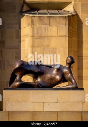 Bronzeskulptur Reclining Woman: Ellbogen von Henry Moore vor der Leeds Art Gallery. VEREINIGTES KÖNIGREICH Stockfoto