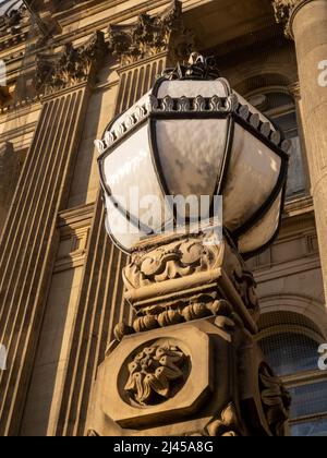 Nahaufnahme einer kugelförmigen Glas- und Metalllampe an der Außenfassade der Leeds Town Hall, West Yorkshire. UK Stockfoto