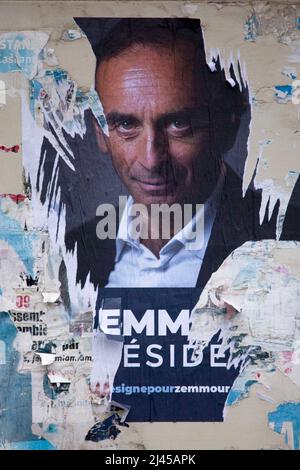 Briancon (Französische Alpen, Südostfrankreich), am 4. Oktober 2021: Plakat mit Eric Zemmour an einer Wand, mit dem Slogan ÒZemmour PresidentÓ. Zerrissene Po Stockfoto